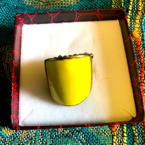 Fun yellow accordion ring